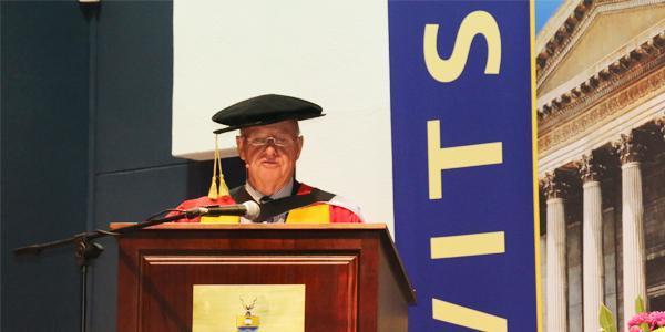 Prof. John Gear delivers the keynote address at the Faculty of Health Sciences graduation in December 2017 after receiving an honorary degree