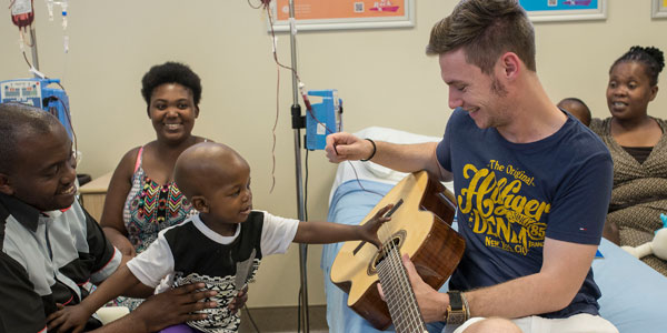 Mike McCallum, student musician, entertains young patients in the Wits Donald Gordon Medical Centre ? www.wits.ac.za/curiosity/