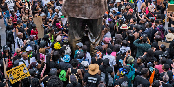 Protest at Nelson Mandela Square ? Lauren Mulligan ? www.wits.ac.za/curiosity/