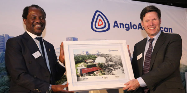 Wits Vice-Chancellor and Principal, Professor Zeblon Vilakazi, hands over artists impression of the new Wits Ango American Digital Dome to Anglo American CEO, Duncan Wanblad.